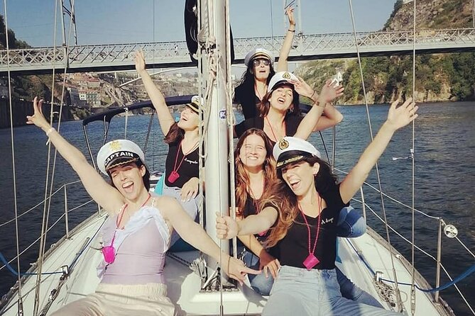 Porto: Single Party on a charming sailboat with welcome drink - What makes this Porto sail feel like a real party
