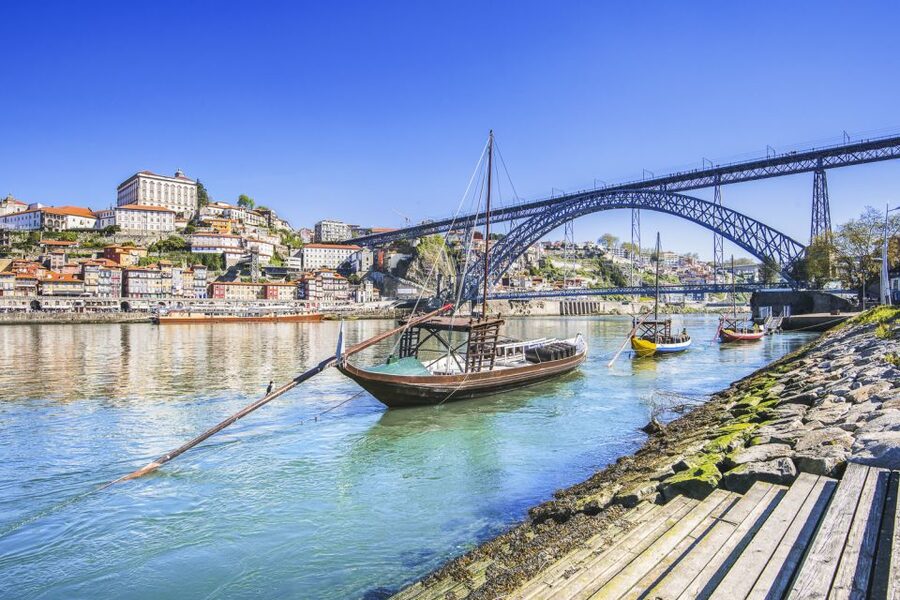 Porto: Six Bridges Cruise - Porto and Vila Nova de Gaia riverbanks, the big change from street-level
