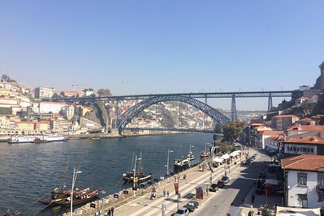 Porto Small Group Walking Tour with Lello Bookshop - Livraria Lello: seeing inside the Bookshop without losing time