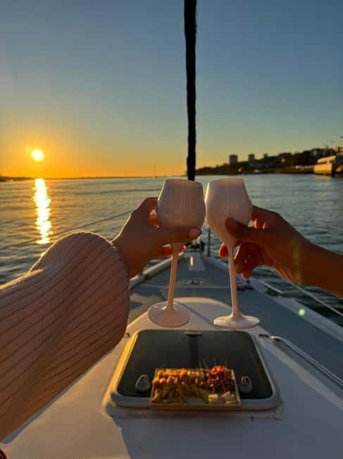 Porto: Sunset Sailboat Tour with Welcome Drink - Key points at a glance