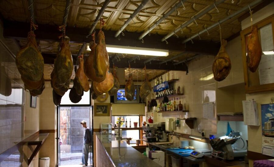 Porto: Tapas Tour (3h30) - Stop 1: Mercado do Bolhão, vendors, bites, and vinho verde