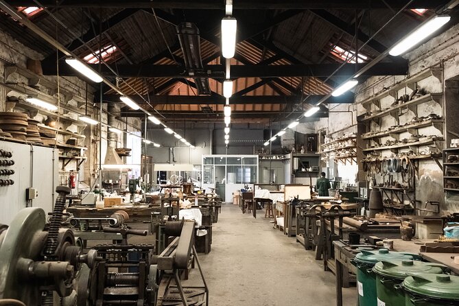 Porto: Tour to the world of silver in a century-old workshop - The showroom experience: three rooms that read like a decorated house