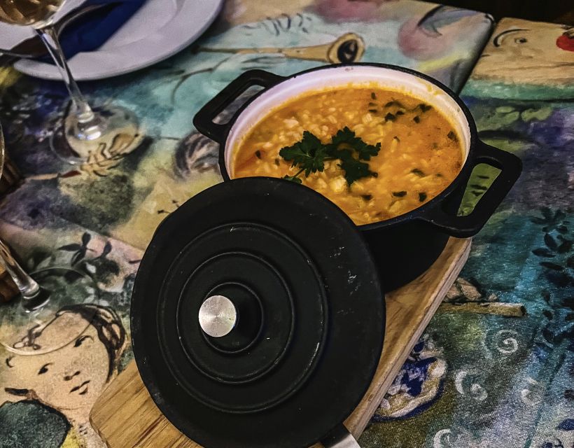 Porto: Walking Dinner Tour with Family-Owned Restaurants - Stepping Into Bar Cândido dos Reis for a 1920s Fish Dish