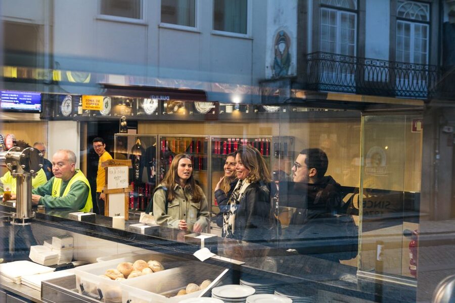 Porto: Walking Dinner Tour with Family-Owned Restaurants - Walking Aliados Avenue and Santa Catarina Like a Local