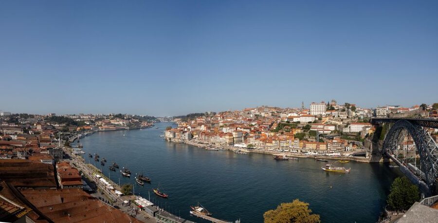 Porto: Walking Tour, Lello Bookshop, Boat and Cable Car - Pace and comfort: what your body needs for 4 hours