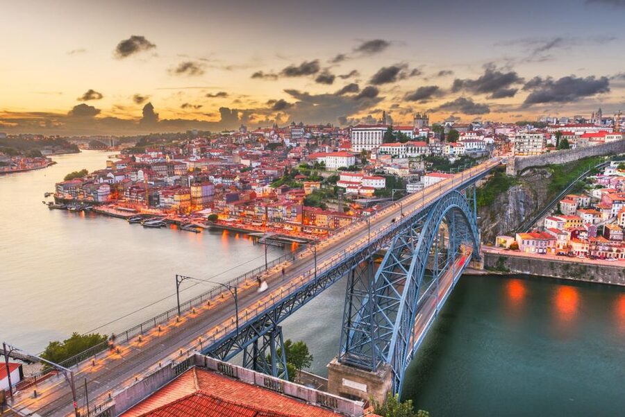 Porto Walking Tour of the city centre in small-groups - Livraria Lello & Irmão: architecture, bookshops, and what to do if it’s crowded