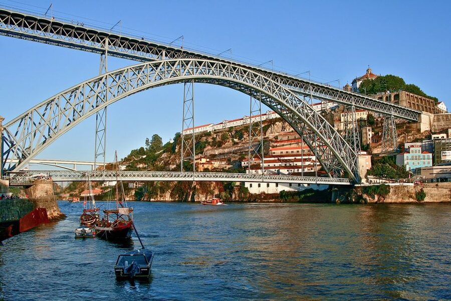 Porto Walking Tour of the city centre in small-groups - São Bento Station: the tiles that make the history visible