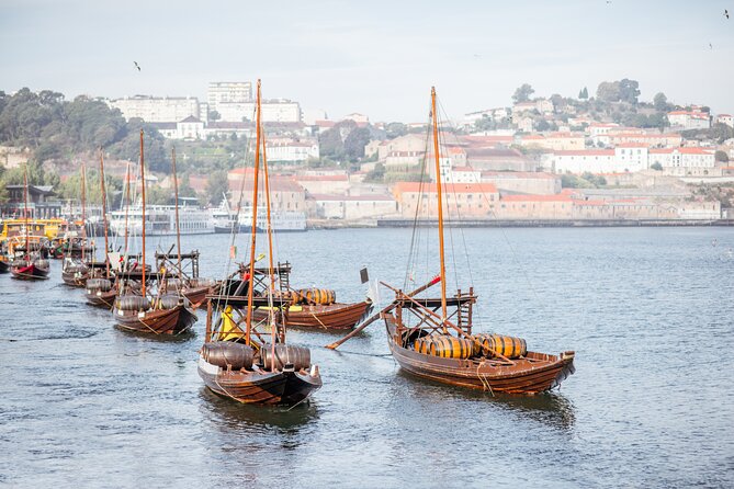 Porto Walking Tour, you cannot miss it! (small-groups) - Igreja do Carmo: azulejos that turn architecture into storytelling