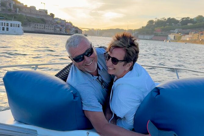 Porto: Yacht Small-Group Douro River Cruise & 6 Bridges w/ Drink - Praca da Ribeira: Photo Time Plus City Orientation
