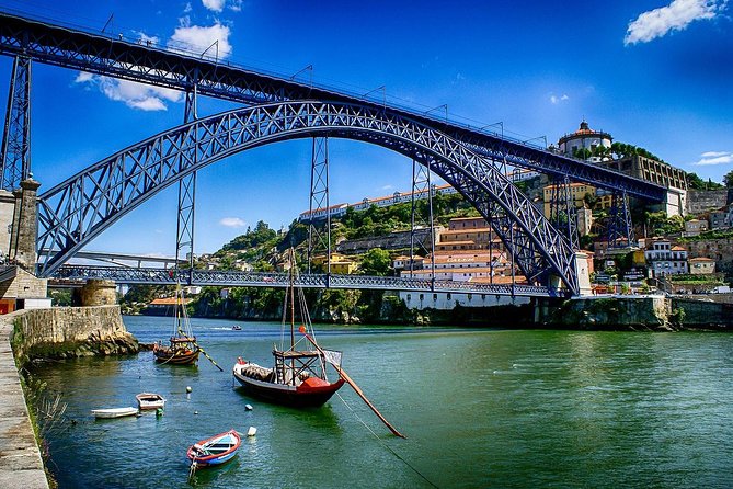 Private 3-hour walking tour of Porto with official tour guide - Sé Catedral: 12th-century roots, azulejos, and the twin-tower view angle