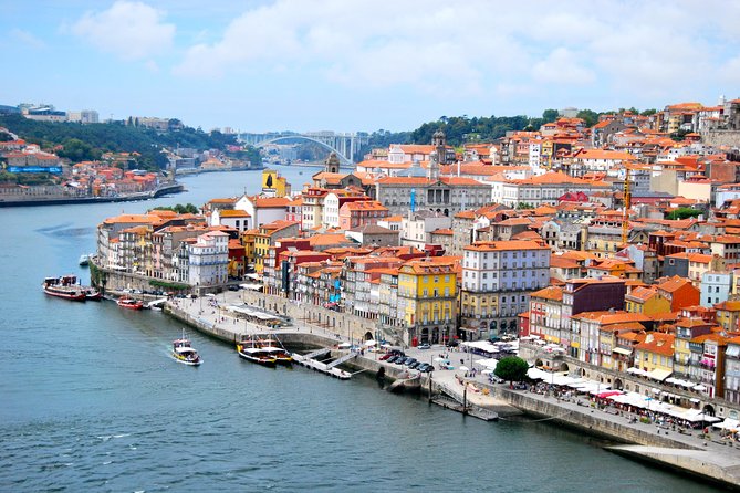 Private 4 hours tour of the "Main Monuments" in Oporto w/ pick up - Key highlights at a glance