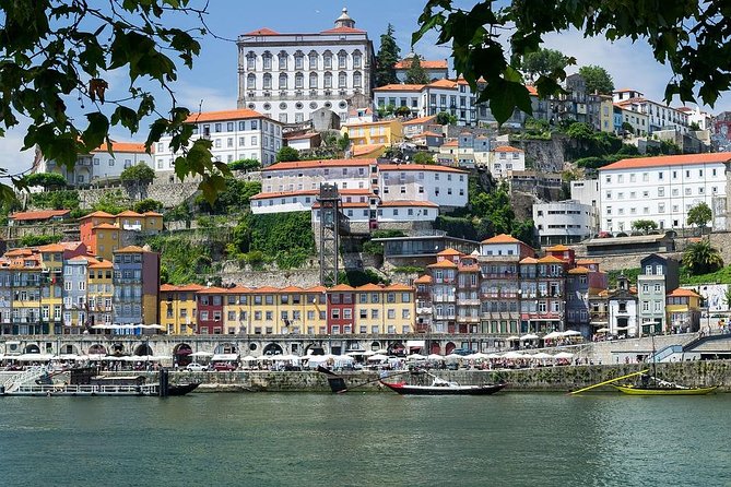Private 4 hours tour of the "Main Monuments" in Oporto w/ pick up - Getting started at Praça da Batalha, your quick orientation point