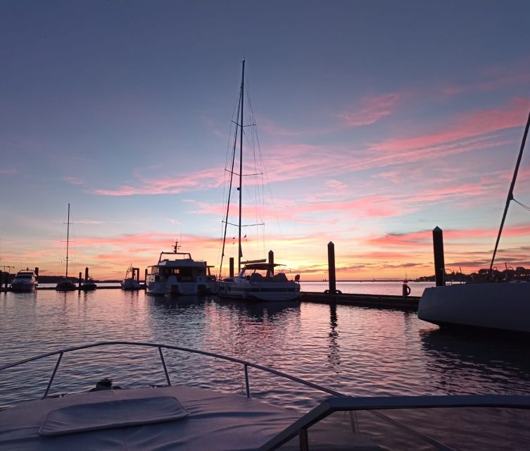 Private Boat Tour 6 Bridges 1h30, group price up to 6px - Welcome drink, Bluetooth music, and the onboard vibe