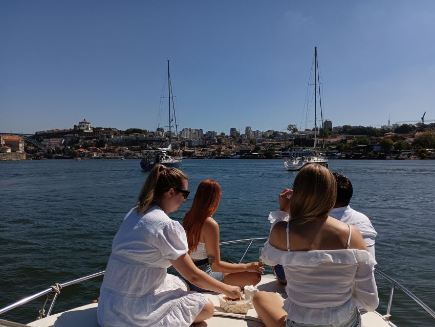 Private Boat Tour 6 Bridges 1h30, group price up to 6px - Price per group: when $178 feels like a smart deal