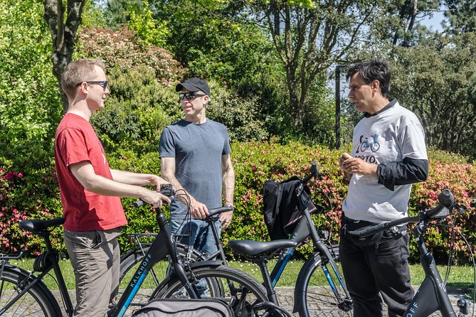 Private e-Bike Tour in Porto – Explore Riverside, Beaches & Parks - Fortress São João Baptista and the lighthouse tip: the coastline framed like a lookout