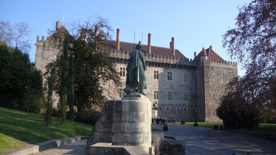Private Guimarães Half-Day Tour from Porto - Toural Square’s weekly fair vibe on the outskirts