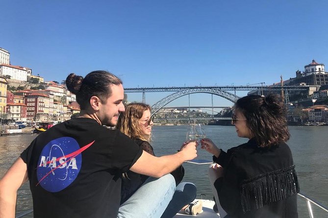 Private tasting in the Douro (1 to 7 people) on a yacht for yourself - The two-hour route: bridges, Gaia cellars, and the Atlantic views