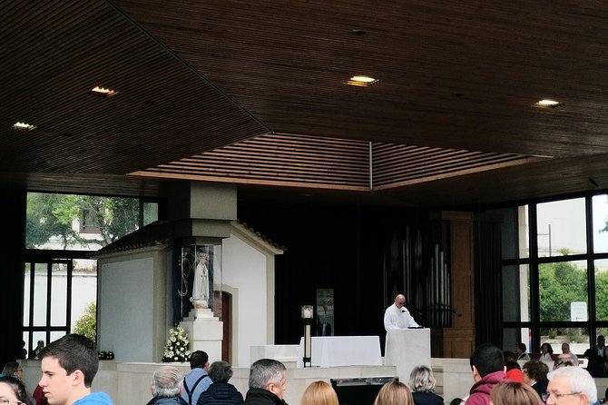 Private Tour to Fátima Sanctuary and the Little Shepherds Houses - Basilica of Nossa Senhora do Rosário de Fátima: Architecture and the Tombs