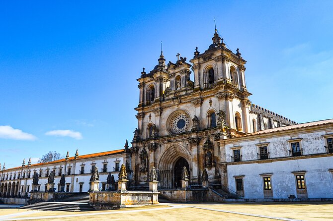 Private Tour to Nazaré and Alcobaça, giant waves and a monastery - Stop 2: Praia da Nazaré, the Castaways tribute, and the dry-fish tradition