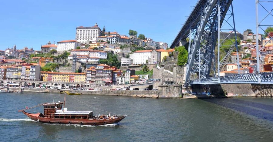 Private Walking Tour, highlights and secrets of Porto - Palacio da Bolsa and Rua das Flores: where the power meets the people