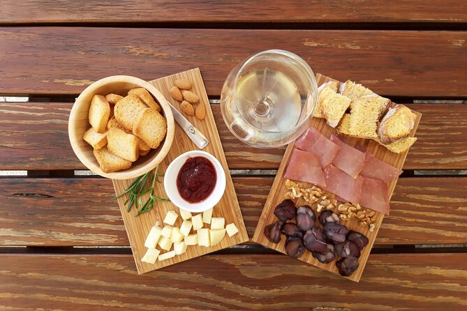Selection Tasting | Quinta de Santa Cristina Vinho Verde - The tasting table: four Quinta de Santa Cristina wines plus a regional board