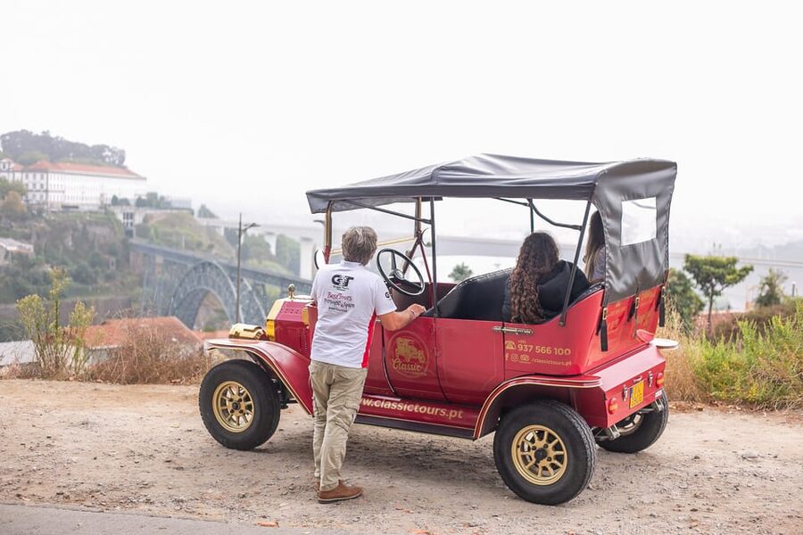Tour Porto: Classic Car + A Toast with Port Wine - Meeting at Sé do Porto: where the tour starts