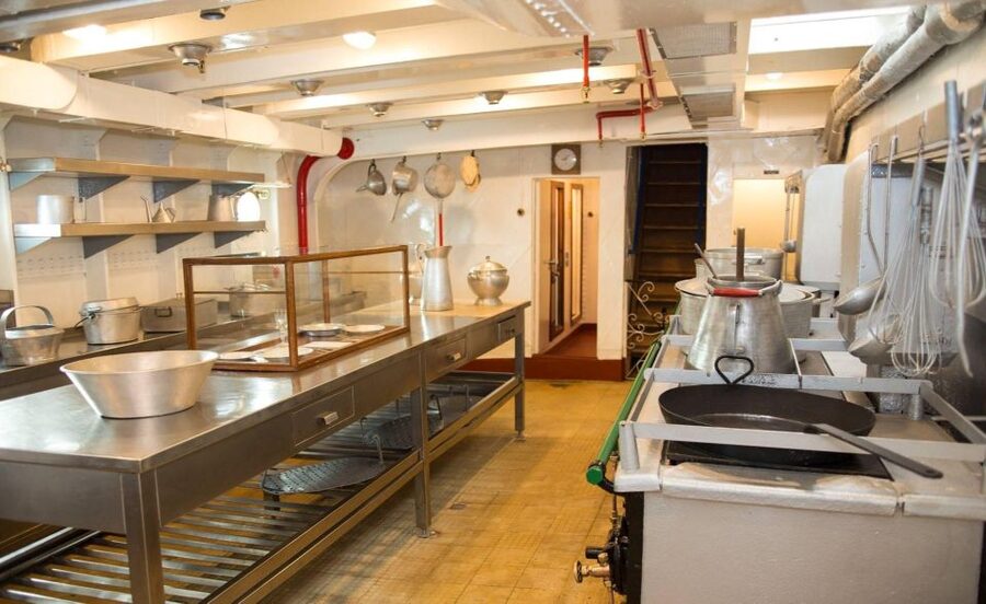 Visit to Gil Eannes hospital Ship Museum - Engine room and cabins: the hard living conditions are not theoretical