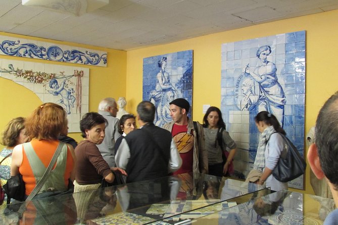 Walking Tour - History of Tiles in Porto - The Route Starts at Igreja do Carmo, Near Fonte dos Leões